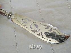 ANTIQUE SOLID SILVER FISH SERVICE SHOVEL WITH COUNTLY CROWN 19th century border