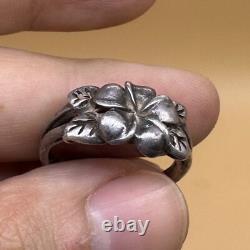 Ancient Roman solid silver ring with floral motif, rare antique