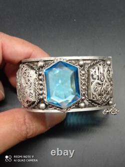 Ancient large Berber cuff bracelet from the Maghreb in solid silver, stamped.