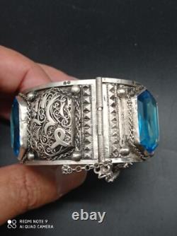 Ancient large Berber cuff bracelet from the Maghreb in solid silver, stamped.