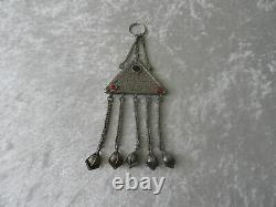 Ancient pendant amulet in solid silver Yemeni Muthallath triangle