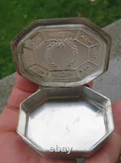 Antique box decorated with a laurel wreath in solid silver, 55 g
