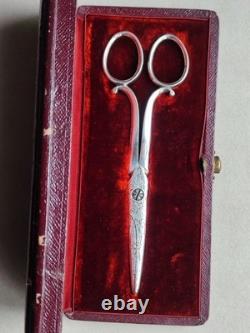Antique pair of grape scissors in 950/1000 silver with vine decoration. Weight: 65.7 g.