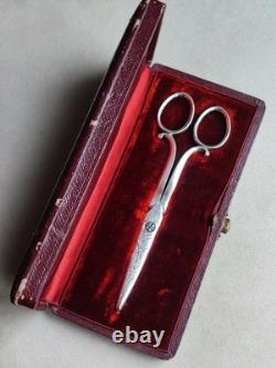 Antique pair of grape scissors in 950/1000 silver with vine decoration. Weight: 65.7 g.