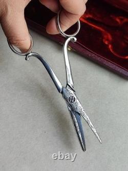 Antique pair of grape scissors in 950/1000 silver with vine decoration. Weight: 65.7 g.