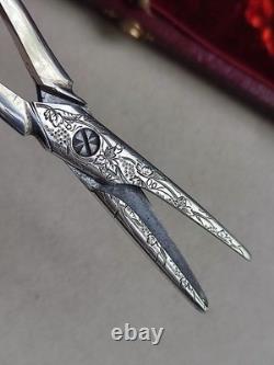 Antique pair of grape scissors in 950/1000 silver with vine decoration. Weight: 65.7 g.
