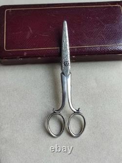 Antique pair of grape scissors in 950/1000 silver with vine decoration. Weight: 65.7 g.