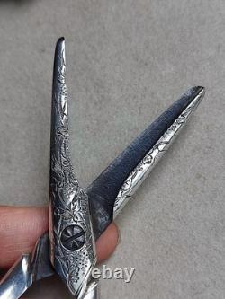 Antique pair of grape scissors in 950/1000 silver with vine decoration. Weight: 65.7 g.