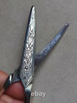 Antique pair of grape scissors in 950/1000 silver with vine decoration. Weight: 65.7 g.