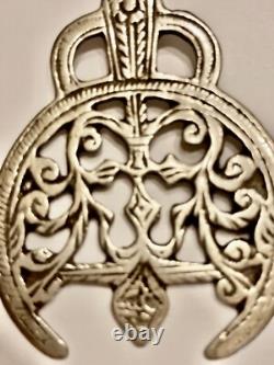 Antique silver wedding pendant with openwork design. Tunisian craftsmanship.