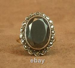 Beautiful Vintage Ring in Solid Gold and Silver Set with a Large Hematite T54