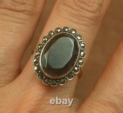Beautiful Vintage Ring in Solid Gold and Silver Set with a Large Hematite T54