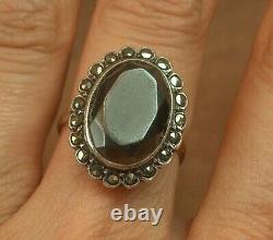 Beautiful Vintage Ring in Solid Gold and Silver Set with a Large Hematite T54