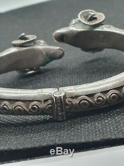 Old Solid Silver Bangle Bracelet With Semi-rigid Ram Head Refn703