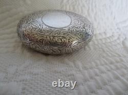 Old oval box in solid English silver, 57 g