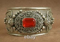 Translation: 'Beautiful Ancient Berber Bracelet in Solid Silver and Red Stone'