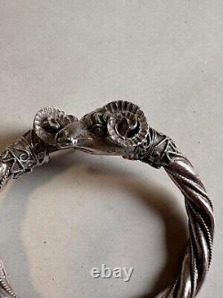 Ancien bracelet jonc en argent massif poinçon 925, têtes de béliers, poids 42.63