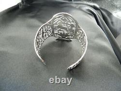 Ancien gros bracelet en argent massif Egyptien décor de Guerrier Char et Cheval
