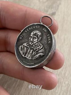 Ancien pendentif reliquaire en argent massif saint vincent de paul cachet Cire
