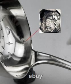 Ancienne Cuillère Saupoudreuse ou passe thé en argent massif poinçon 1er titre