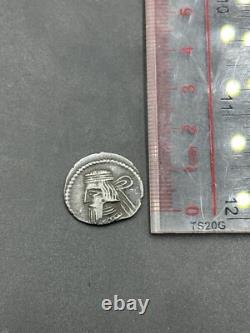 Ancienne pièce rare en argent massif tête de roi grec romain non recherchée Ancienne pièce rare en argent massif tête de roi grec romain non recherchée