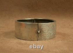 BEAU BRACELET ANCIEN MANCHETTE RIGIDE OUVRANT EN ARGENT MASSIF XIXe