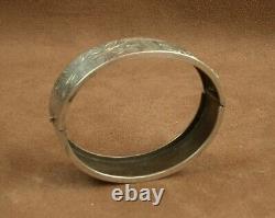 BEAU BRACELET ANCIEN MANCHETTE RIGIDE OUVRANT EN ARGENT MASSIF XIXe