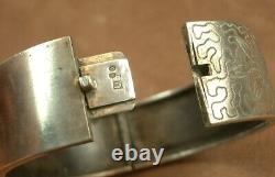 BEAU BRACELET ANCIEN MANCHETTE RIGIDE OUVRANT EN ARGENT MASSIF XIXe