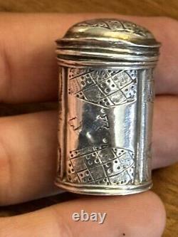 Boite à Fard En Argent Massif Du XVIII° Siècle boîte à maquillage ancienne