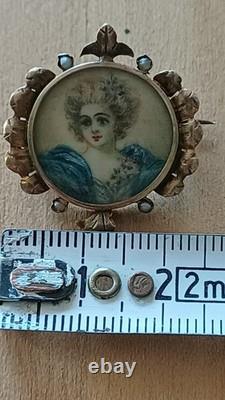 Broche miniature ancienne XIXe siècle en vermeil (argent massif) peinte sur nacr
