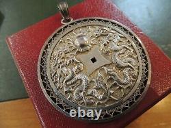 Important pendentif ancien gravé en argent massif avec symboles asiatiques