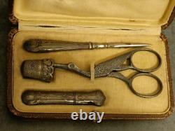 Nécessaire de Couture en Argent Massif avec écrin Ancien