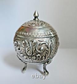 Objet De Vitrine Ancienne Poivriere En Argent Massif Poincons Decor Rinceaux
