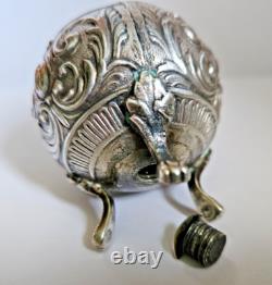 Objet De Vitrine Ancienne Poivriere En Argent Massif Poincons Decor Rinceaux