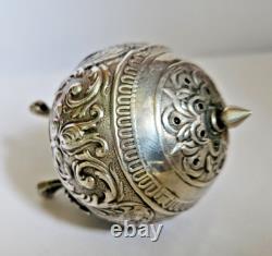 Objet De Vitrine Ancienne Poivriere En Argent Massif Poincons Decor Rinceaux