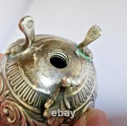Objet De Vitrine Ancienne Poivriere En Argent Massif Poincons Decor Rinceaux