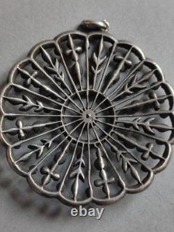 Pendentif ancien en argent ajouré forme rond sertie des marcassites et perles