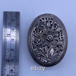 Rare ancienne boite secrète indienne en argent massif avec superbe motif floral