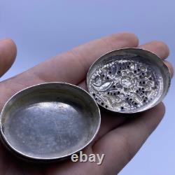 Rare ancienne boite secrète indienne en argent massif avec superbe motif floral
