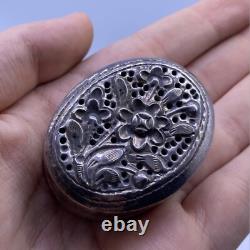 Rare ancienne boite secrète indienne en argent massif avec superbe motif floral