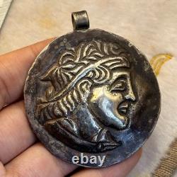 Véritable amulette pendentif portrait empereur romain ancien en argent massif