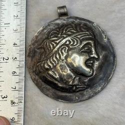 Véritable amulette pendentif portrait empereur romain ancien en argent massif